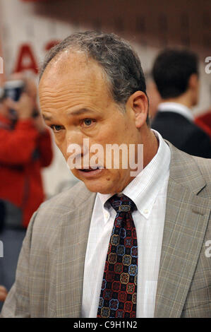 31 décembre 2011 - Lincoln, Nebraska, États-Unis - Washington entraîneur en chef Doc Sadler vu la défaite de l'État du Michigan Michigan 68-55 dans un match joué à la Bob Devaney Sports Center à Lincoln, Nebraska. (Crédit Image : © Steven Branscombe/ZUMApress.com)/Southcreek Banque D'Images