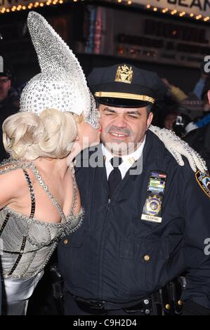 Lady Gaga, pose avec un agent de police à la nouvelle de l'an 2012 à Times Square dehors et environ pour la célébrité CANDIDS - SAT, , New York, NY Le 31 décembre 2011. Photo par : Ray Tamarra/Everett Collection Banque D'Images