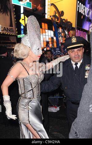 Lady Gaga, pose avec des agents de police au jour de l'an 2012 à Times Square dehors et environ pour la célébrité CANDIDS - SAT, , New York, NY Le 31 décembre 2011. Photo par : Ray Tamarra/Everett Collection Banque D'Images