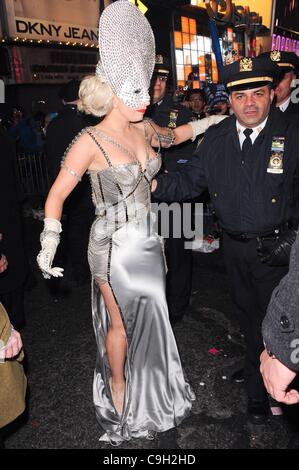Lady Gaga, pose avec des agents de police au jour de l'an 2012 à Times Square dehors et environ pour la célébrité CANDIDS - SAT, , New York, NY Le 31 décembre 2011. Photo par : Ray Tamarra/Everett Collection Banque D'Images