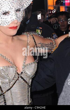 Lady Gaga, pose avec des agents de police au jour de l'an 2012 à Times Square dehors et environ pour la célébrité CANDIDS - SAT, , New York, NY Le 31 décembre 2011. Photo par : Ray Tamarra/Everett Collection Banque D'Images