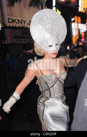 Lady Gaga, pose avec des agents de police au jour de l'an 2012 à Times Square dehors et environ pour la célébrité CANDIDS - SAT, , New York, NY Le 31 décembre 2011. Photo par : Ray Tamarra/Everett Collection Banque D'Images