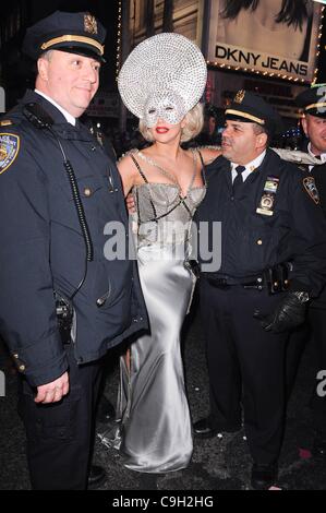 Lady Gaga, pose avec des agents de police au jour de l'an 2012 à Times Square dehors et environ pour la célébrité CANDIDS - SAT, , New York, NY Le 31 décembre 2011. Photo par : Ray Tamarra/Everett Collection Banque D'Images