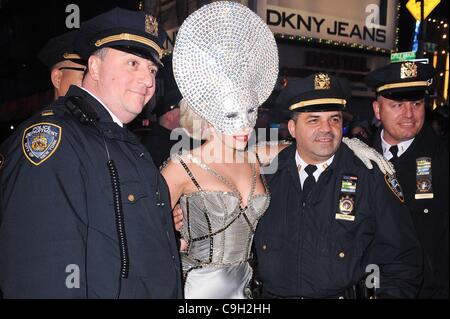 Lady Gaga, pose avec des agents de police au jour de l'an 2012 à Times Square dehors et environ pour la célébrité CANDIDS - SAT, , New York, NY Le 31 décembre 2011. Photo par : Ray Tamarra/Everett Collection Banque D'Images