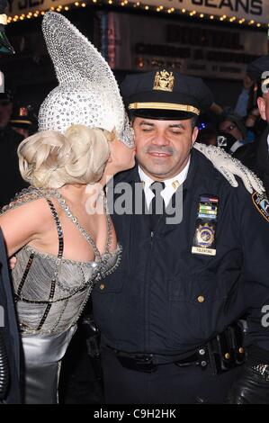 Lady Gaga, pose avec un agent de police à la nouvelle de l'an 2012 à Times Square dehors et environ pour la célébrité CANDIDS - SAT, , New York, NY Le 31 décembre 2011. Photo par : Ray Tamarra/Everett Collection Banque D'Images