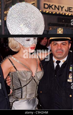 Lady Gaga, pose avec un agent de police à la nouvelle de l'an 2012 à Times Square dehors et environ pour la célébrité CANDIDS - SAT, , New York, NY Le 31 décembre 2011. Photo par : Ray Tamarra/Everett Collection Banque D'Images