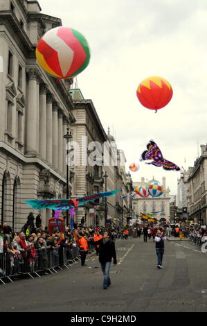 Cerfs-volants et des ballons lors de la London's défilé du Nouvel An. 01/01/12 Banque D'Images