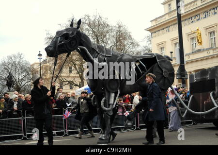 Marionnette cheval géant marchant lors de la London's défilé du Nouvel An. 01/01/12 Banque D'Images