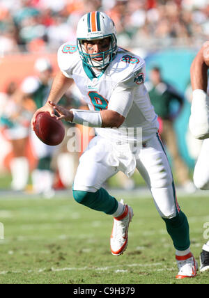 1 janvier, 2012 Gaedens - Miami, Floride, États-Unis - Miami Dolphins quaterback Matt Moore (8) lance contre la Nouvelle York Jets pendant le jeu entre les dauphins et les Jets au Sun Life Stadium de Miami Gardens en Floride. Défaite des Dolphins de Miami New York Jets 19 - 17 (Crédit Image : © Luis Blanco/Southcreek/ZUMApress Banque D'Images