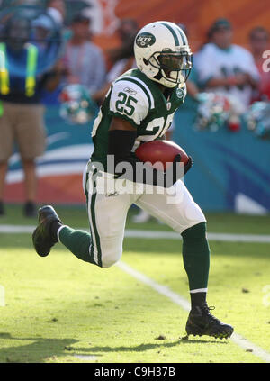 1 janvier, 2012 Gaedens - Miami, Floride, États-Unis - New York Jets d'utiliser de nouveau Joe McKnight (25) pendant le jeu entre les dauphins et les Jets au Sun Life Stadium de Miami Gardens en Floride. Défaite des Dolphins de Miami New York Jets 19 - 17 (Crédit Image : © Luis Blanco/Southcreek/ZUMApress.com) Banque D'Images