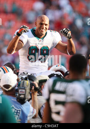 1 janvier, 2012 Gaedens - Miami, Floride, États-Unis - le secondeur Jason Taylor des Dolphins de Miami (99) s'effectue hors du terrain après son dernier match contre les Jets de New York au Sun Life Stadium de Miami Gardens en Floride. Défaite des Dolphins de Miami New York Jets 19 - 17 (Crédit Image : © Luis Blanco/Southcreek/ZUMApress Banque D'Images