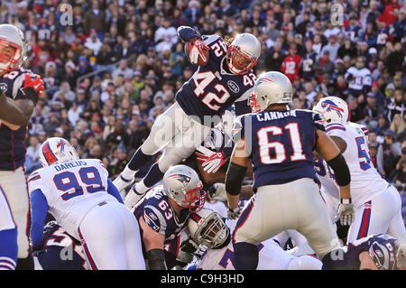 1 janvier 2012 - Foxborough, Massachusetts, États-Unis - New England Patriots RB BEN-JARVUS-VERT ELLIS (42) plongées sur la ligne dans l'endzone pour les Patriotes du jeu premier touché au Stade Gillette. (Crédit Image : © Geoff Southcreek/ZUMAPRESS.com)/Bolte Banque D'Images