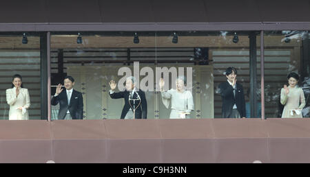 2 janvier 2012 - Tokyo, Japon - (G à D) Japonais Princesse Masako, Prince héritier Naruhito, l'empereur Akihito, l'Impératrice Michiko, le Prince Akishino et de son épouse la princesse KIKO et autres membres de la famille impériale à onde sympathisants se sont réunis à l'Impérial Palace pour célébrer la nouvelle année. (Crédit Banque D'Images