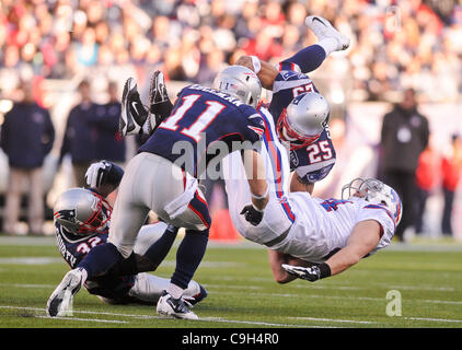 1 janvier 2012 - Foxborough, Massachusetts, États-Unis - BUFFALO TE Scott Chandler (84) est suspendu par New England Patriots CB Devin McCourty (32), FS Patrick Chung (25) et CB Julian Edelman (11). Edelman jouait de la défense pour les Patriotes en raison d'un manque de joueurs en santé. Le New England Patriots score 49 Banque D'Images