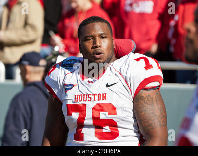 2 janvier 2012 - Dallas, Texas, États-Unis d'Amérique - juge de ligne offensive Cougars de Houston Jacolby Ashworth (76) en action pendant le Ticket City Bowl match entre la Penn State Nittany Lions et l'Université de Houston Cougars, joué au Cotton Bowl Stadium de Dallas, Texas. Houston bat Banque D'Images