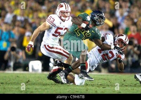 2 janvier 2012 - Pasadena, Californie, États-Unis d'Amérique - d'utiliser de nouveau Kenjon Barner (24) de l'Oregon Ducks tente de rompre avec les défenseurs du Wisconsin au quatrième trimestre, au cours de la 98e assemblée annuelle Rose Bowl game entre le BCS # 10 classé Université du Wisconsin Badgers et le # 5 ranke Banque D'Images