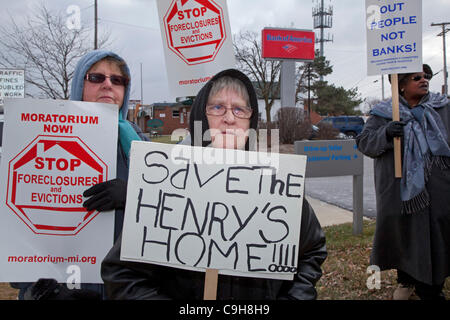 Southgate, Michigan - les membres de l'Union rassemblement pour stopper l'expulsion de Robert et Denise Henry à partir de leur maison dans la banlieue de Detroit. L'Henrys a pris du retard sur leur prêt hypothécaire après Debbie a eu une attaque en 2008. Banque D'Images