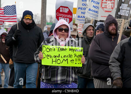 Southgate, Michigan - les membres de l'Union rassemblement pour stopper l'expulsion de Robert et Denise Henry à partir de leur maison dans la banlieue de Detroit. L'Henrys a pris du retard sur leur prêt hypothécaire après Debbie a eu une attaque en 2008. Banque D'Images