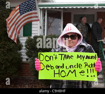 Southgate, Michigan - les membres de l'Union rassemblement pour stopper l'expulsion de Robert et Denise Henry à partir de leur maison dans la banlieue de Detroit. L'Henrys a pris du retard sur leur prêt hypothécaire après Debbie a eu une attaque en 2008. Banque D'Images