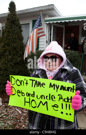 Southgate, Michigan - les membres de l'Union rassemblement pour stopper l'expulsion de Robert et Denise Henry à partir de leur maison dans la banlieue de Detroit. L'Henrys a pris du retard sur leur prêt hypothécaire après Debbie a eu une attaque en 2008. Banque D'Images