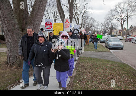 Southgate, Michigan - les membres de l'Union rassemblement pour stopper l'expulsion de Robert et Denise Henry à partir de leur maison dans la banlieue de Detroit. L'Henrys a pris du retard sur leur prêt hypothécaire après Debbie a eu une attaque en 2008. Banque D'Images