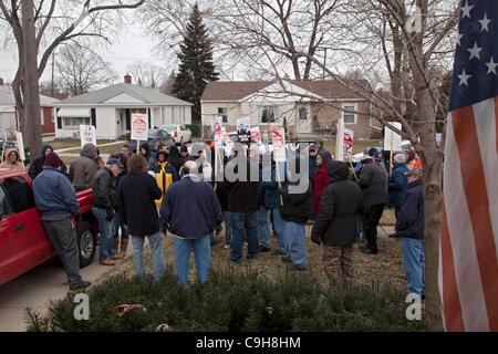 Southgate, Michigan - les membres de l'Union rassemblement pour stopper l'expulsion de Robert et Denise Henry à partir de leur maison dans la banlieue de Detroit. L'Henrys a pris du retard sur leur prêt hypothécaire après Debbie a eu une attaque en 2008. Banque D'Images