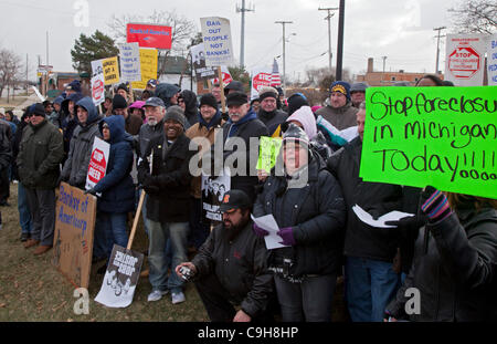 Southgate, Michigan - les membres de l'Union rassemblement pour stopper l'expulsion de Robert et Denise Henry à partir de leur maison dans la banlieue de Detroit. L'Henrys a pris du retard sur leur prêt hypothécaire après Debbie a eu une attaque en 2008. Banque D'Images