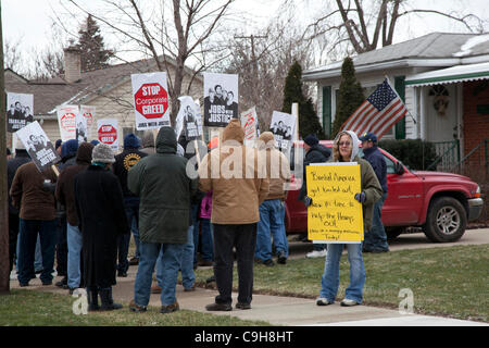 Southgate, Michigan - les membres de l'Union rassemblement pour stopper l'expulsion de Robert et Denise Henry à partir de leur maison dans la banlieue de Detroit. L'Henrys a pris du retard sur leur prêt hypothécaire après Debbie a eu une attaque en 2008. Banque D'Images