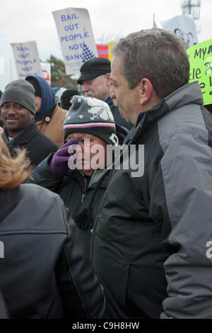 Southgate, Michigan - Debbie Henry jette une larme en tant que membres du syndicat rassemblement pour stopper l'expulsion d'Henry et son mari Robert à partir de leur maison dans la banlieue de Detroit. L'Henrys a pris du retard sur leur prêt hypothécaire après Debbie a eu une attaque en 2008. Banque D'Images