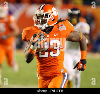 Le 4 janvier 2012 Gaedens - Miami, Floride, États-Unis - Clemson tournant retour André Ellington (23) en action au cours de l'Orange Bowl entre West Virginia et Clemson au Sun Life Stadium de Miami Gardens en Floride. La défaite de la Virginie de l'Ouest 70-33 Clemson (crédit Image : © Luis Blanco/Southcreek/ZUMApress.com) Banque D'Images