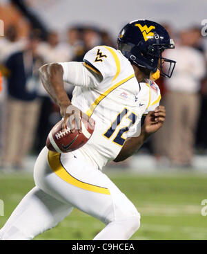 Le 4 janvier 2012 Gaedens - Miami, Floride, États-Unis - West Virginia quarterback Geno Smith (12) en action au cours de l'Orange Bowl entre West Virginia et Clemson au Sun Life Stadium de Miami Gardens en Floride. La défaite de la Virginie de l'Ouest 70-33 Clemson (crédit Image : © Luis Blanco/Southcreek/ZUMApress.com) Banque D'Images
