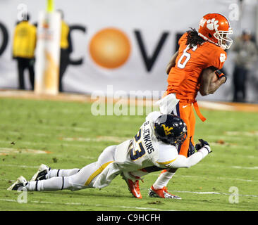 Le 4 janvier 2012 Gaedens - Miami, Floride, États-Unis - la Virginie de l'Ouest à l'intérieur receveur Dustin Brown (23) et le receveur Clemson DeAndre Hopkins (6) en action au cours de l'Orange Bowl entre West Virginia et Clemson au Sun Life Stadium de Miami Gardens en Floride. La défaite de la Virginie de l'Ouest Crédit (70-33 Clemson Banque D'Images