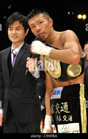 (R-L) Takashi Uchiyama (JPN), Kazuya Masuda, le 31 décembre 2011 - Boxe : Takashi Uchiyama du Japon est interviewé par TV Tokyo annonceur Kazuya Masuda après avoir remporté le titre WBA super featherweight bout à Yokohama Cultural Gymnasium à Kanagawa, Japon. (Photo par Hiroaki Yamaguchi/AFLO) Banque D'Images