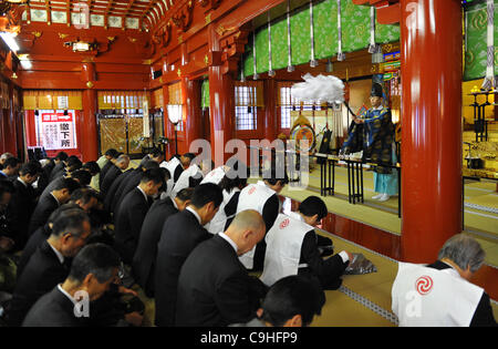 4 janvier 2012, Tokyo, Japon - Un prêtre shintoïste donne la bénédiction de Dieu à un groupe de personnes d'affaires traditionnels sur le premier jour d'affaires en 2012 à Kanda de culte au centre-ville de Tokyo, le mercredi, 4 janvier 2012. Des milliers de personnes se sont rendues pour célébrer la nouvelle année et faire leurs vœux dans une tradi Banque D'Images