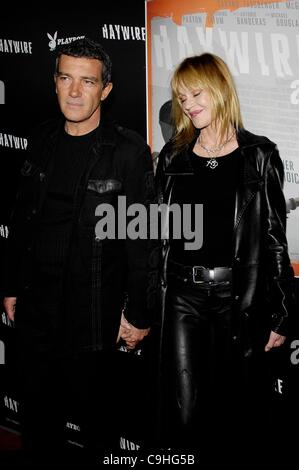 Antonio Banderas, Melanie Griffith aux arrivées de HAYWIRE Premiere, Directors Guild of America (DGA) Theatre, Los Angeles, CA 5 janvier 2012. Photo par : Michael Germana/Everett Collection Banque D'Images