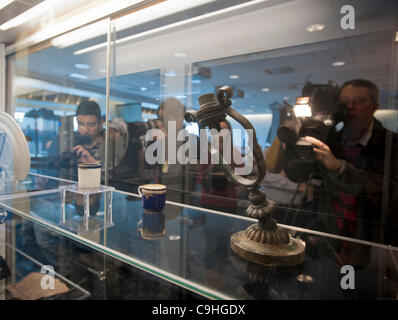 Les artefacts sont récupérés sur l'affichage à un aperçu des médias pour la vente aux enchères du matériel récupéré récupéré de l'Épave du RMS Titanic, vu à l'Intrepid Sea Air and Space Museum de New York, le Jeudi, Janvier 5, 2012. Plus de 5000 articles, a récupéré plus de huit missions de recherche et de récupération, sont Banque D'Images