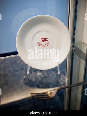 Les artefacts sont récupérés sur l'affichage à un aperçu des médias pour la vente aux enchères du matériel récupéré récupéré de l'Épave du RMS Titanic, vu à l'Intrepid Sea Air and Space Museum de New York, le Jeudi, Janvier 5, 2012. Plus de 5000 articles, a récupéré plus de huit missions de recherche et de récupération, sont Banque D'Images