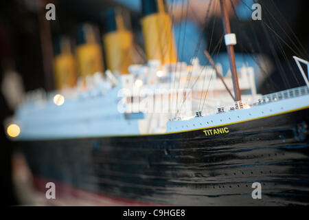 Maquette du Titanic sur l'affichage à un aperçu des médias pour la vente aux enchères du matériel récupéré récupéré de l'Épave du RMS Titanic, vu à l'Intrepid Sea Air and Space Museum de New York, le Jeudi, Janvier 5, 2012. Plus de 5000 articles, a récupéré plus de huit missions de recherche et de récupération, Banque D'Images