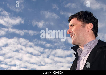 London, Ontario, Canada - 6 janvier 2012. Paul Dewar, député néo-démocrate - Ottawa Centre est photographié à Londres après avoir parlé avec les travailleurs en lock-out à l'usine électro mobile. Banque D'Images