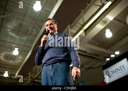 Derry, NH, États-Unis - 1/7/12 - Mitt Romney au cours d'une campagne s'arrêtent à la Pinkerton Academy à Derry, NH 7 janvier 2012, alors qu'il milite pour la nomination républicaine pour le président avant les primaires du New Hampshire. (Photo par Gordon M. Grant) Banque D'Images