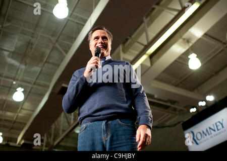 Derry, NH, États-Unis - 1/7/12 - Mitt Romney au cours d'une campagne s'arrêtent à la Pinkerton Academy à Derry, NH 7 janvier 2012, alors qu'il milite pour la nomination républicaine pour le président avant les primaires du New Hampshire. (Photo par Gordon M. Grant) Banque D'Images