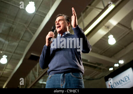 Derry, NH, États-Unis - 1/7/12 - Mitt Romney au cours d'une campagne s'arrêtent à la Pinkerton Academy à Derry, NH 7 janvier 2012, alors qu'il milite pour la nomination républicaine pour le président avant les primaires du New Hampshire. (Photo par Gordon M. Grant) Banque D'Images