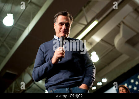 Derry, NH, États-Unis - 1/7/12 - Mitt Romney au cours d'une campagne s'arrêtent à la Pinkerton Academy à Derry, NH 7 janvier 2012, alors qu'il milite pour la nomination républicaine pour le président avant les primaires du New Hampshire. (Photo par Gordon M. Grant) Banque D'Images