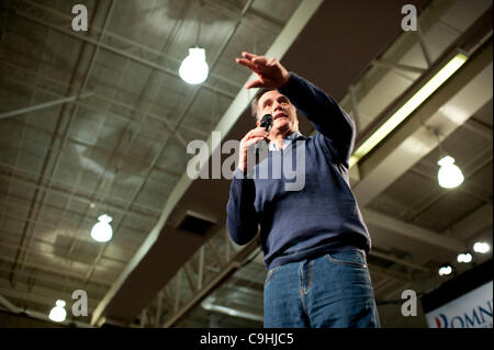 Derry, NH, États-Unis - 1/7/12 - Mitt Romney au cours d'une campagne s'arrêtent à la Pinkerton Academy à Derry, NH 7 janvier 2012, alors qu'il milite pour la nomination républicaine pour le président avant les primaires du New Hampshire. (Photo par Gordon M. Grant) Banque D'Images