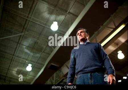 Derry, NH, États-Unis - 1/7/12 - Mitt Romney au cours d'une campagne s'arrêtent à la Pinkerton Academy à Derry, NH 7 janvier 2012, alors qu'il milite pour la nomination républicaine pour le président avant les primaires du New Hampshire. (Photo par Gordon M. Grant) Banque D'Images