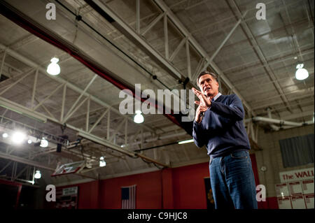 Derry, NH, États-Unis - 1/7/12 - Mitt Romney au cours d'une campagne s'arrêtent à la Pinkerton Academy à Derry, NH 7 janvier 2012, alors qu'il milite pour la nomination républicaine pour le président avant les primaires du New Hampshire. (Photo par Gordon M. Grant) Banque D'Images