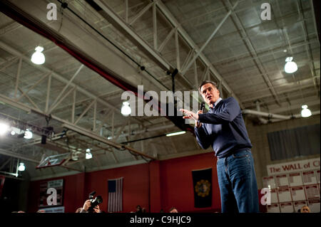 Derry, NH, États-Unis - 1/7/12 - Mitt Romney au cours d'une campagne s'arrêtent à la Pinkerton Academy à Derry, NH 7 janvier 2012, alors qu'il milite pour la nomination républicaine pour le président avant les primaires du New Hampshire. (Photo par Gordon M. Grant) Banque D'Images