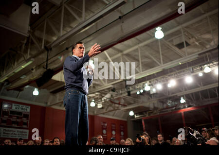 Derry, NH, États-Unis - 1/7/12 - Mitt Romney au cours d'une campagne s'arrêtent à la Pinkerton Academy à Derry, NH 7 janvier 2012, alors qu'il milite pour la nomination républicaine pour le président avant les primaires du New Hampshire. (Photo par Gordon M. Grant) Banque D'Images