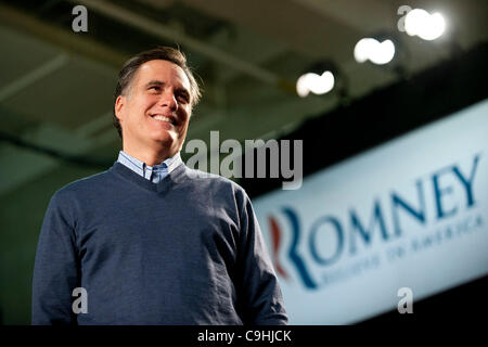 Derry, NH, États-Unis - 1/7/12 - Mitt Romney au cours d'une campagne s'arrêtent à la Pinkerton Academy à Derry, NH 7 janvier 2012, alors qu'il milite pour la nomination républicaine pour le président avant les primaires du New Hampshire. (Photo par Gordon M. Grant) Banque D'Images