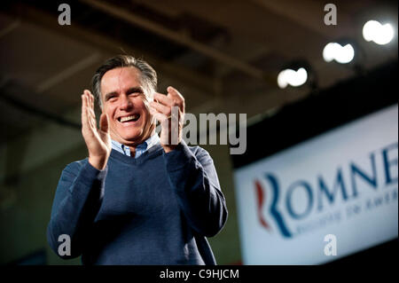 Derry, NH, États-Unis - 1/7/12 - Mitt Romney au cours d'une campagne s'arrêtent à la Pinkerton Academy à Derry, NH 7 janvier 2012, alors qu'il milite pour la nomination républicaine pour le président avant les primaires du New Hampshire. (Photo par Gordon M. Grant) Banque D'Images